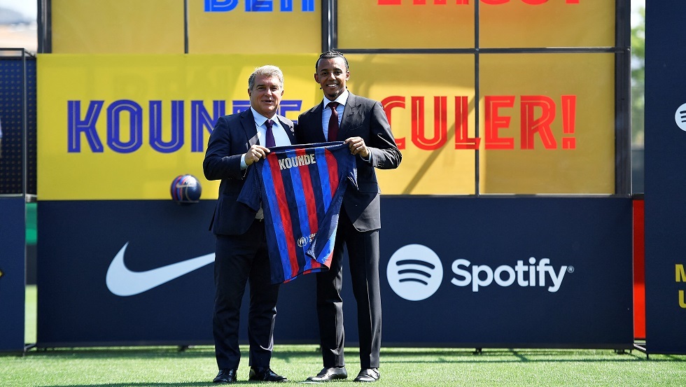 رسميا.. برشلونة يوقع مع كوندي (فيديو)