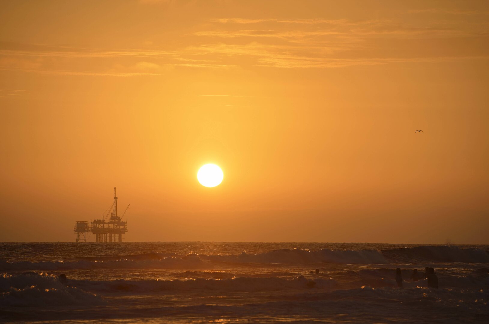 برميل النفط الأمريكي يسجل أدنى مستوى منذ 21 فبراير 2022
