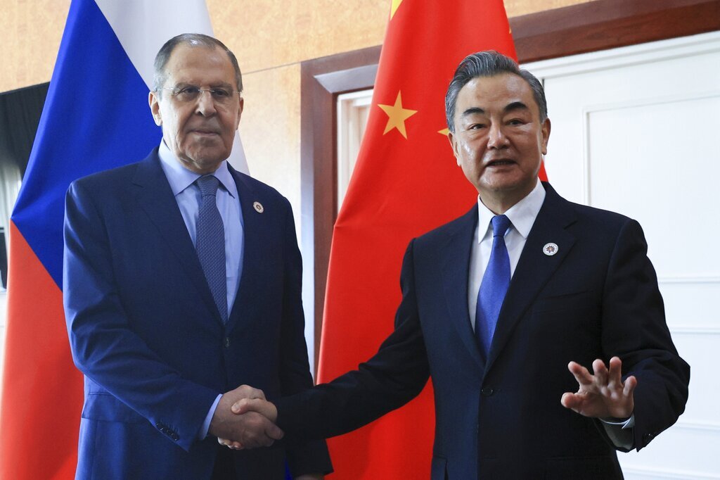 وانغ يي: الصين جاهزة لتعزيز التعاون مع روسيا