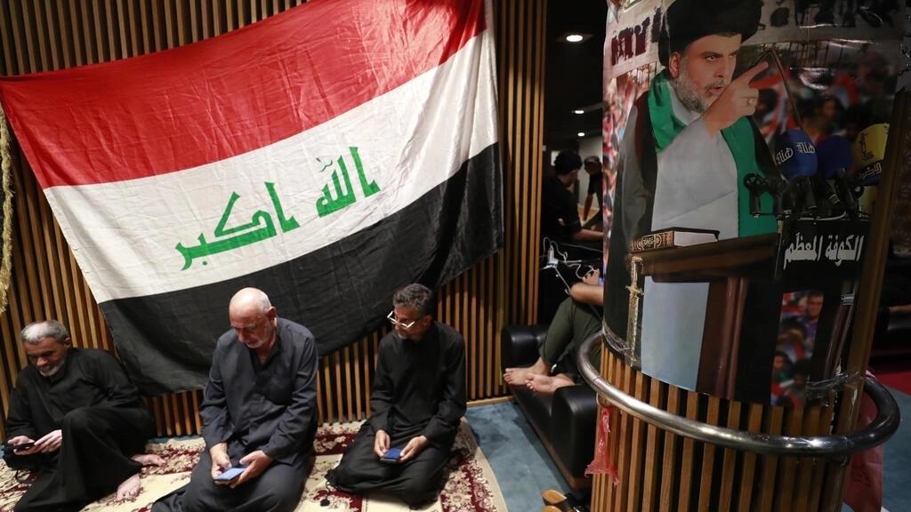 أنصار الصدر يقيمون صلاة جمعة موحدة في بغداد (فيديو)