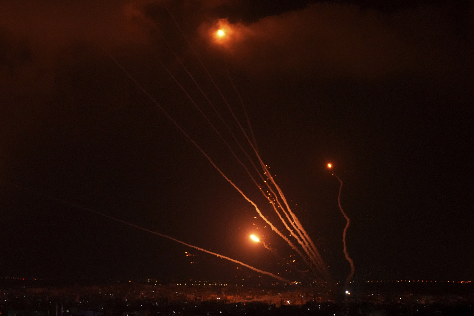 مقطع فيديو يظهر القصف الإسرائيلي لبرج فلسطين بقطاع غزة
