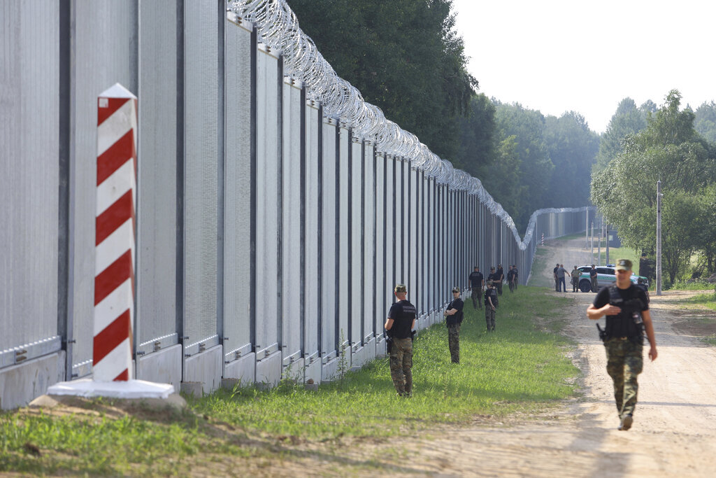 بولندا تكشف عن عدد المهاجرين الذين حاولوا أن يعبروا حدودها هذا العام