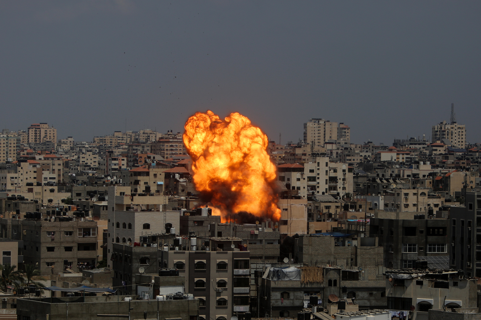 الجيش الإسرائيلي يشن غارات جوية على قطاع غزة وأنباء عن سقوط قتلى وجرحى
