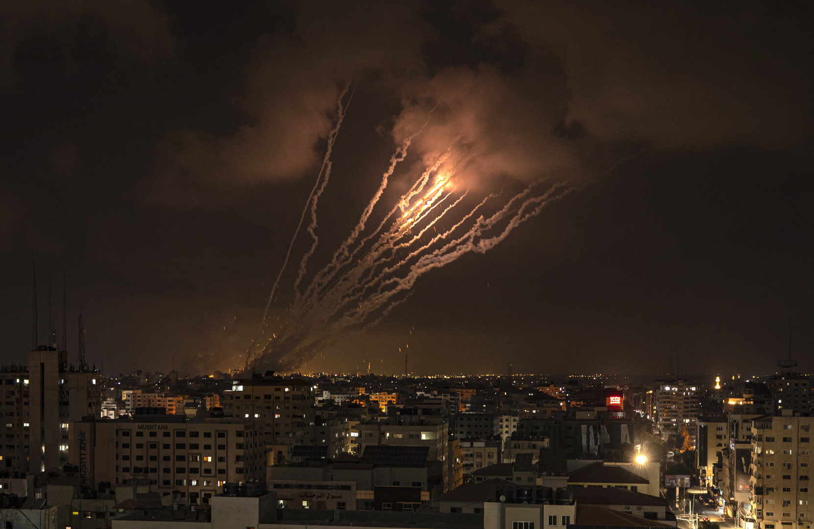 الجيش الإسرائيلي: تم إطلاق 580 صاروخا على إسرائيل من قطاع غزة منذ بداية الحرب مع 