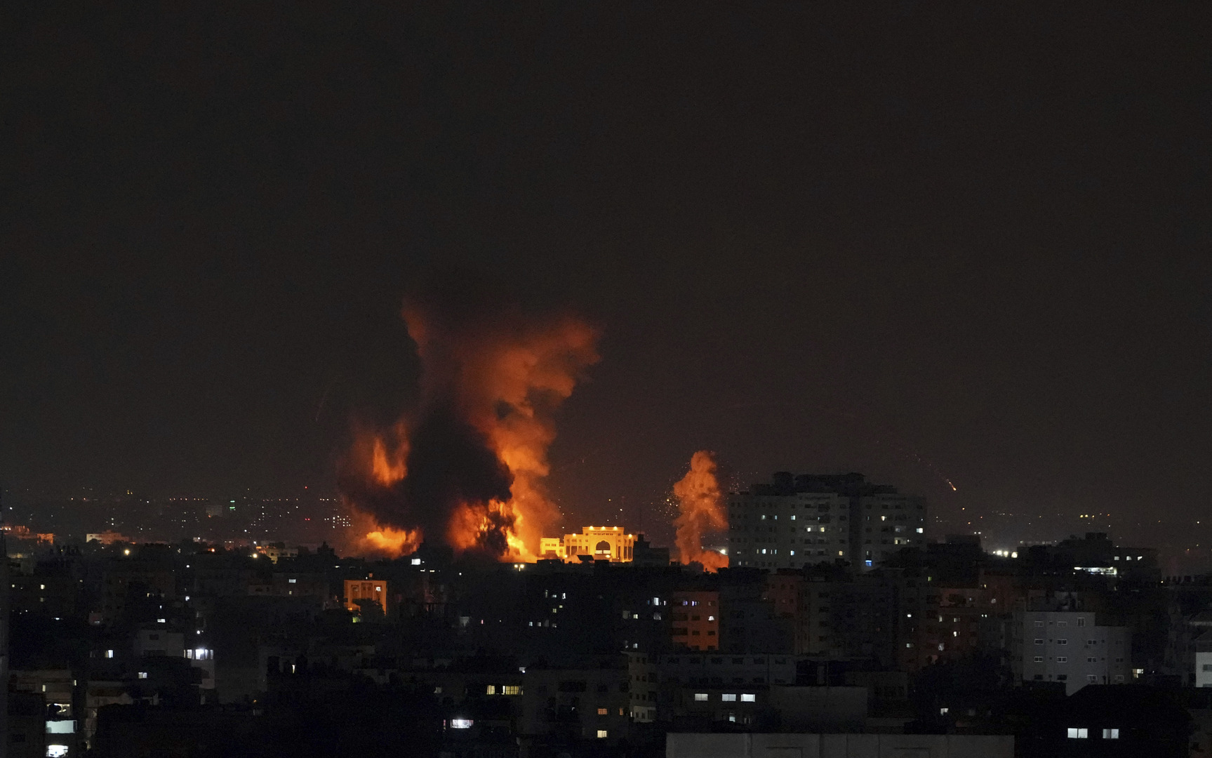 الجيش الإسرائيلي يعلن شن غارات على مواقع إطلاق صواريخ بغزة وغانتس يصادق على استدعاء قوات الاحتياط