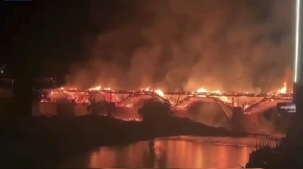 انهيار جسر خشبي عمره 900 عام جراء حريق في الصين