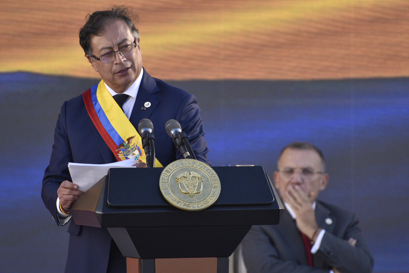 غوستافو بيترو.. أول رئيس يساري في تاريخ كولومبيا يؤدي اليمين الدستورية