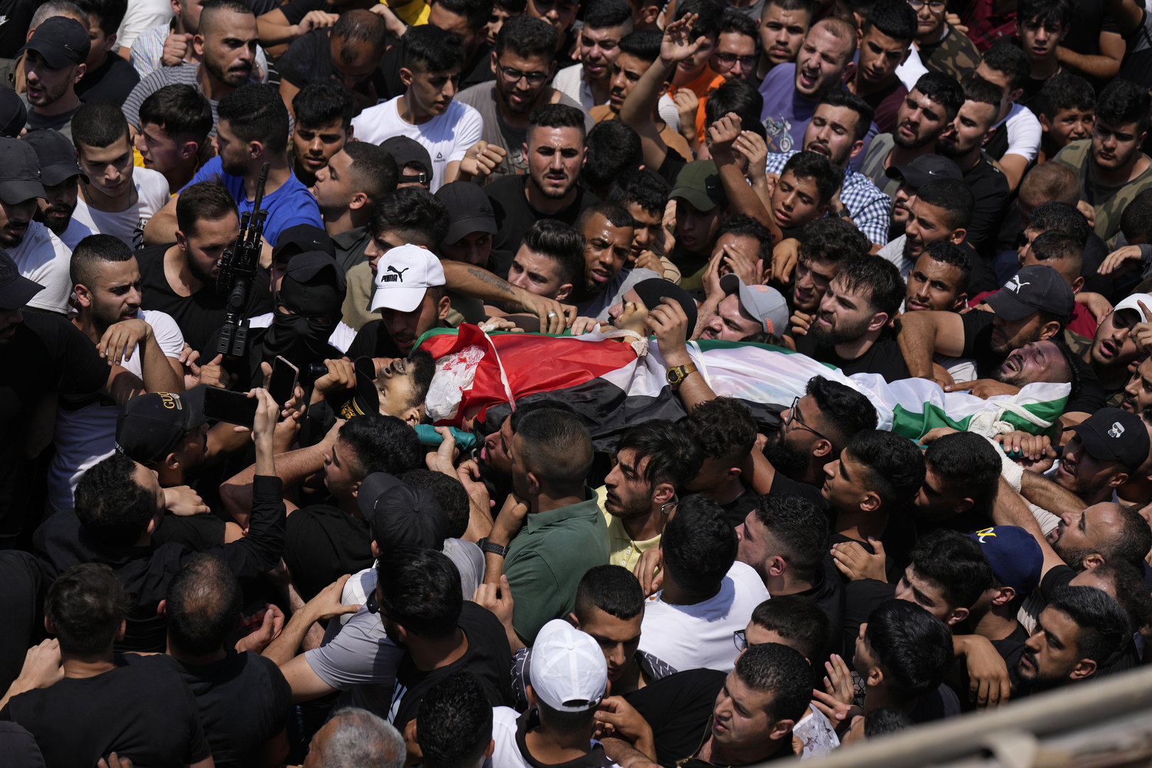 بمشاهد مؤثرة.. والدا الشاب إبراهيم النابلسي يحملان جثمانه ابنهما الذي اغتاله الجيش الإسرائيلي