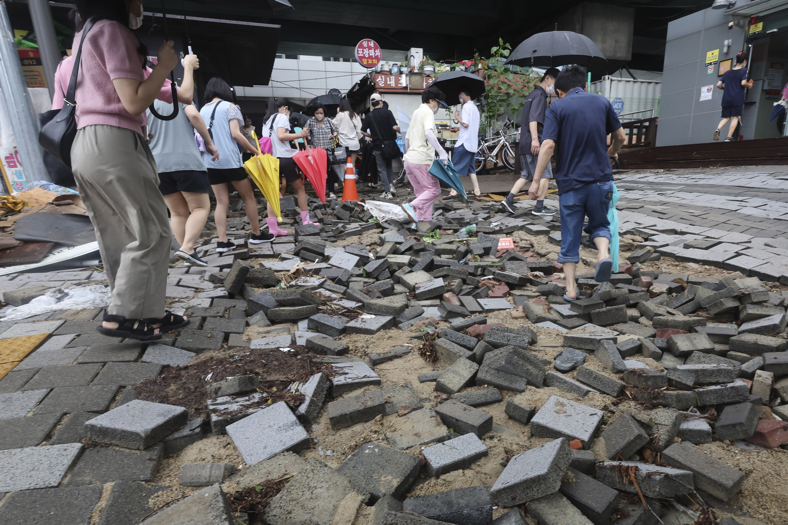 الأكثر كثافة منذ 115 عاما.. ارتفاع حصيلة قتلى فيضانات كوريا الجنوبية  (فيديو)