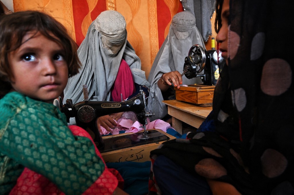 منظمة إنسانية: الفتيات الأفغانيات يكابدن أكثر عواقب الأزمة خطورة