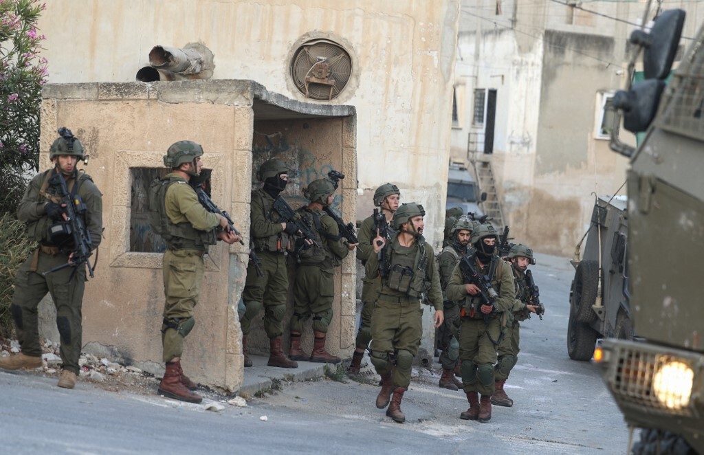 اعتقال 15 فلسطينيا في مداهمات للقوات الإسرائيلية في الضفة الغربية