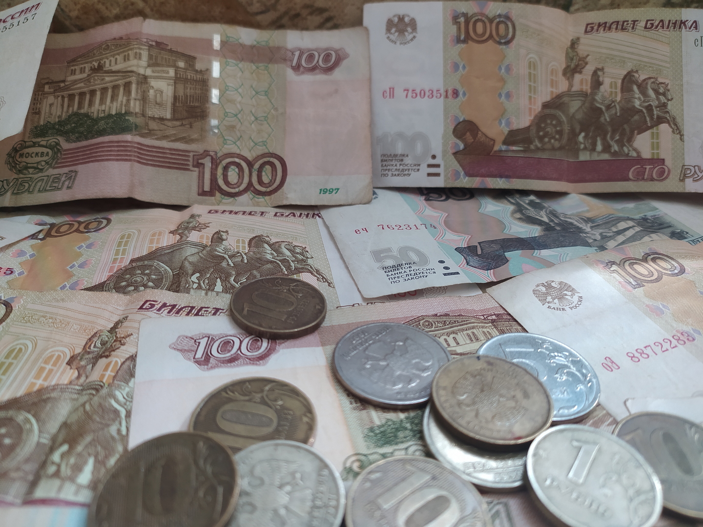 الروبل الروسي يصعد أمام الدولار واليورو مع ارتفاع النفط