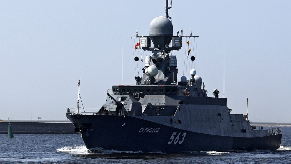روسيا تختبر سفينة عسكرية جديدة مسلحة بصواريخ 