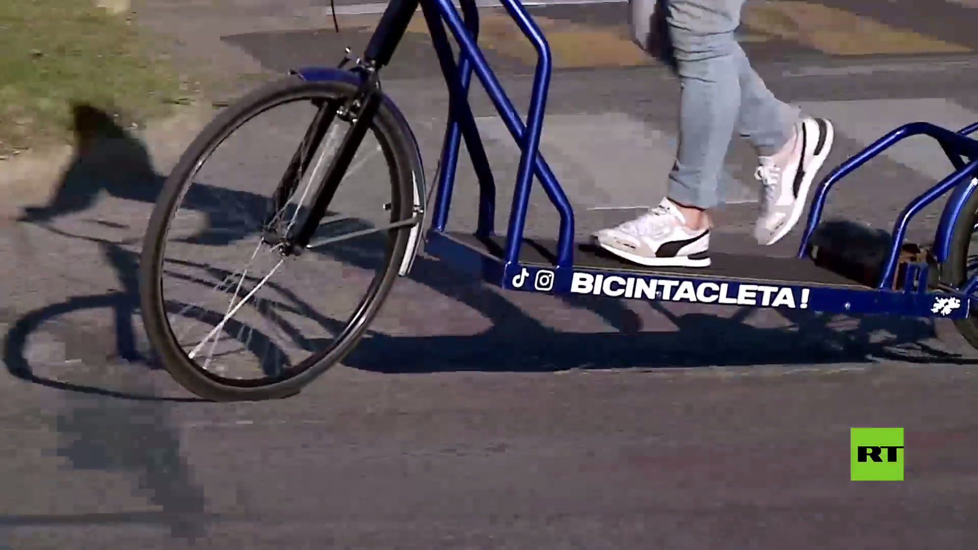 شاهد اختراع أرجنتيني جمع بين الدراجة الهوائية وجهاز سير متحرك