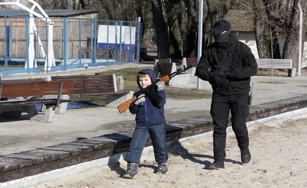وزير الداخلية الأوكراني يتوقع ارتفاع معدل الجريمة في بلاده على خلفية انتشار الأسلحة بين المدنيين