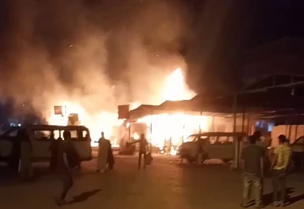 مصر.. حريق ضخم في موقف الأقاليم شمال محافظة أسوان (فيديو)