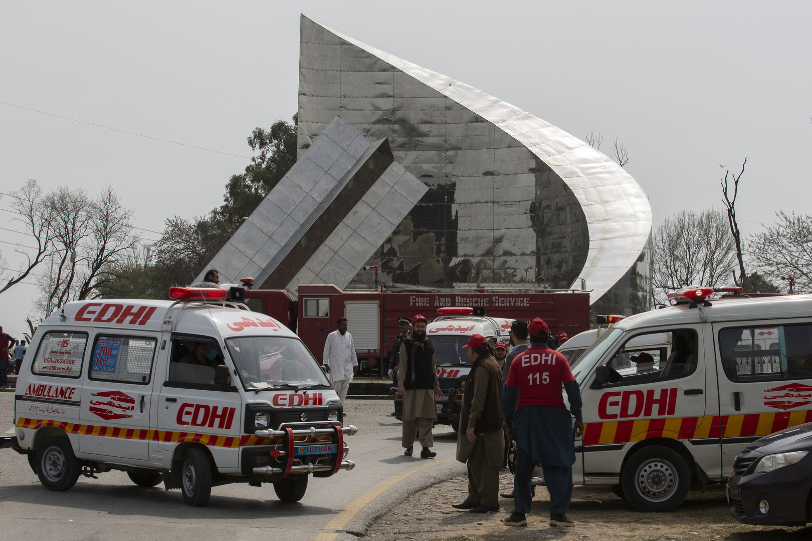 مصرع 13 شخصا وإصابة آخرين إثر سقوط شاحنة فوق حافلة في باكستان (فيديو)