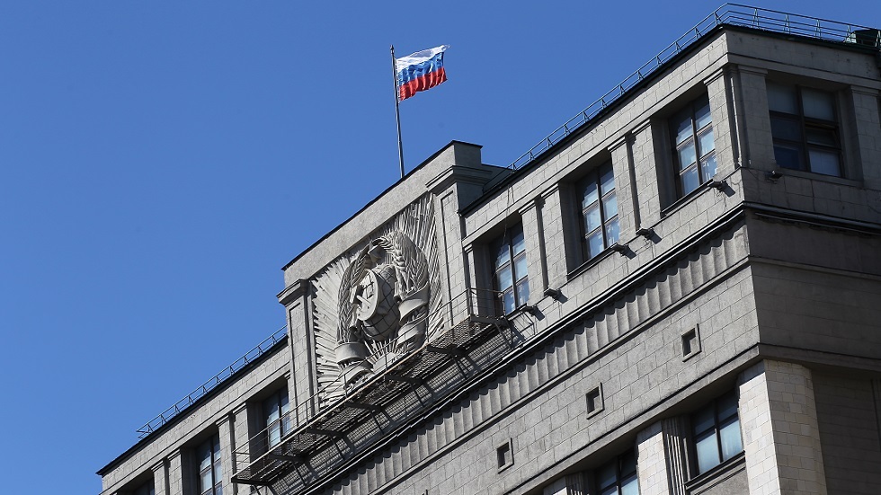 العلم الوطني على مقر مجلس الدوما (النواب) الروسي في موسكو