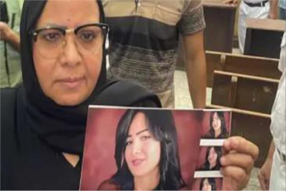 بسبب الصراخ.. حبس والدة الإعلامية المصرية شيماء جمال داخل قفص الاتهام