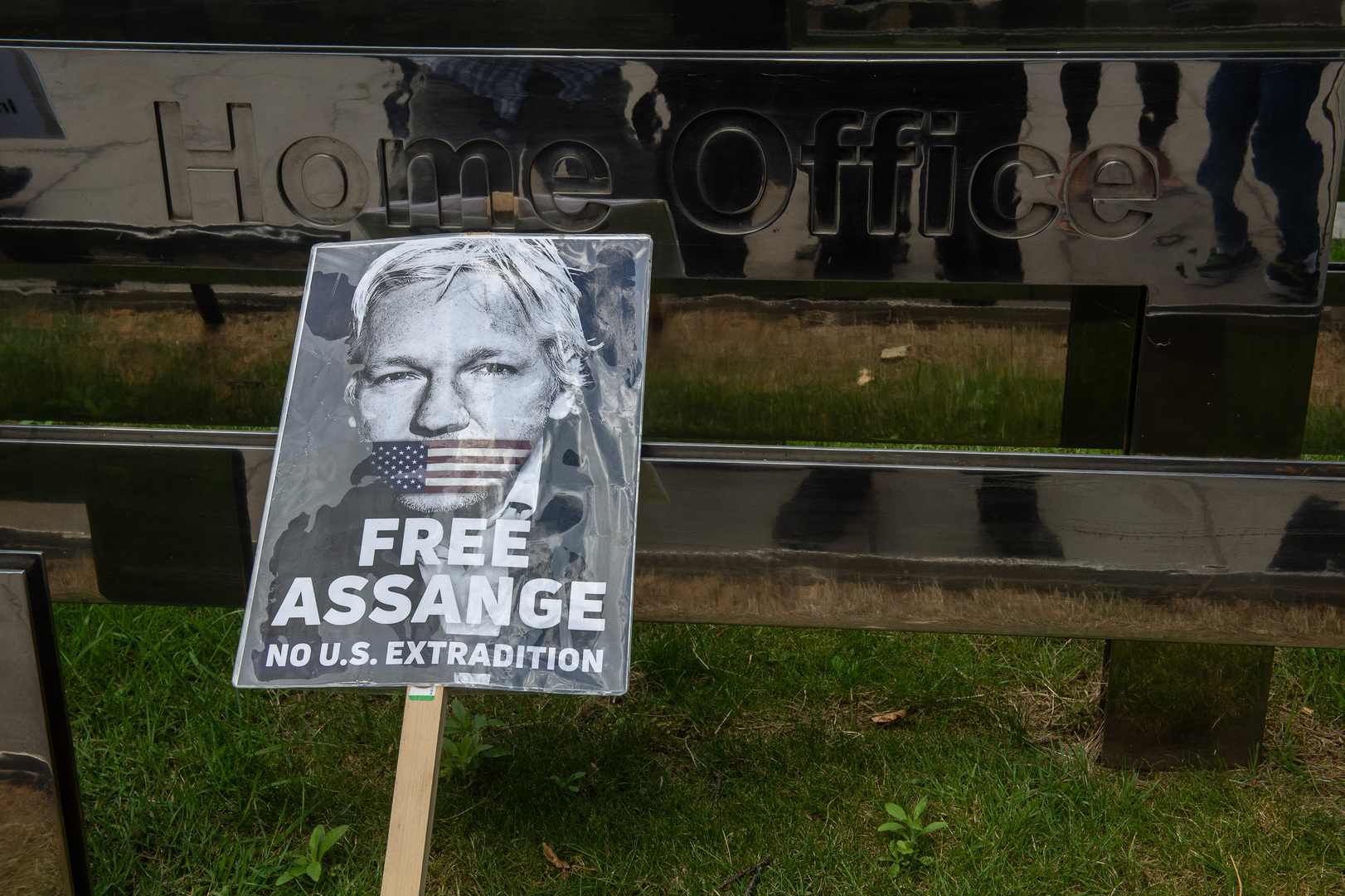 زوار أسانج في سفارة الإكوادور بلندن يرفعون دعوى قضائية ضد المخابرات الأمريكية