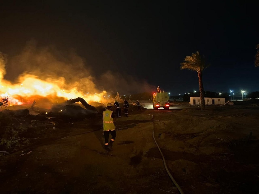السعودية.. اندلاع حريق في حديقة الملك فهد بالمدينة المنورة وسط صواعق البرق (صور + فيديو)