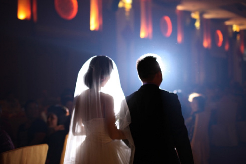 عريس صيني يفاجئ الحاضرين بفيديو فاضح لعروسه (صورة)