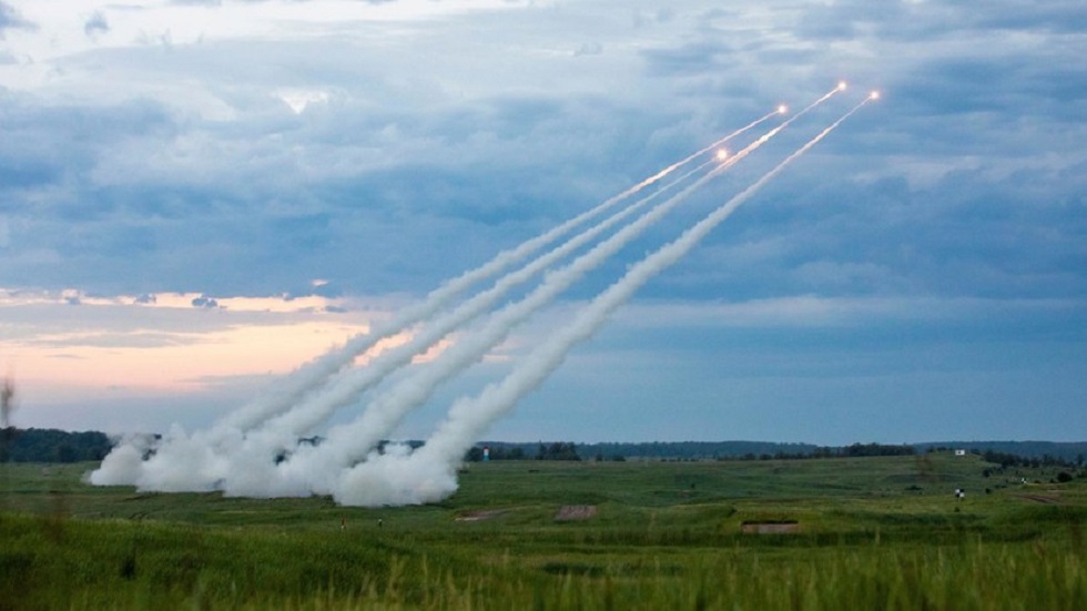 لوغانسك.. قوات كييف تقصف مدينة بيرفومايسكويه بصواريخ هيمارس الأمريكية