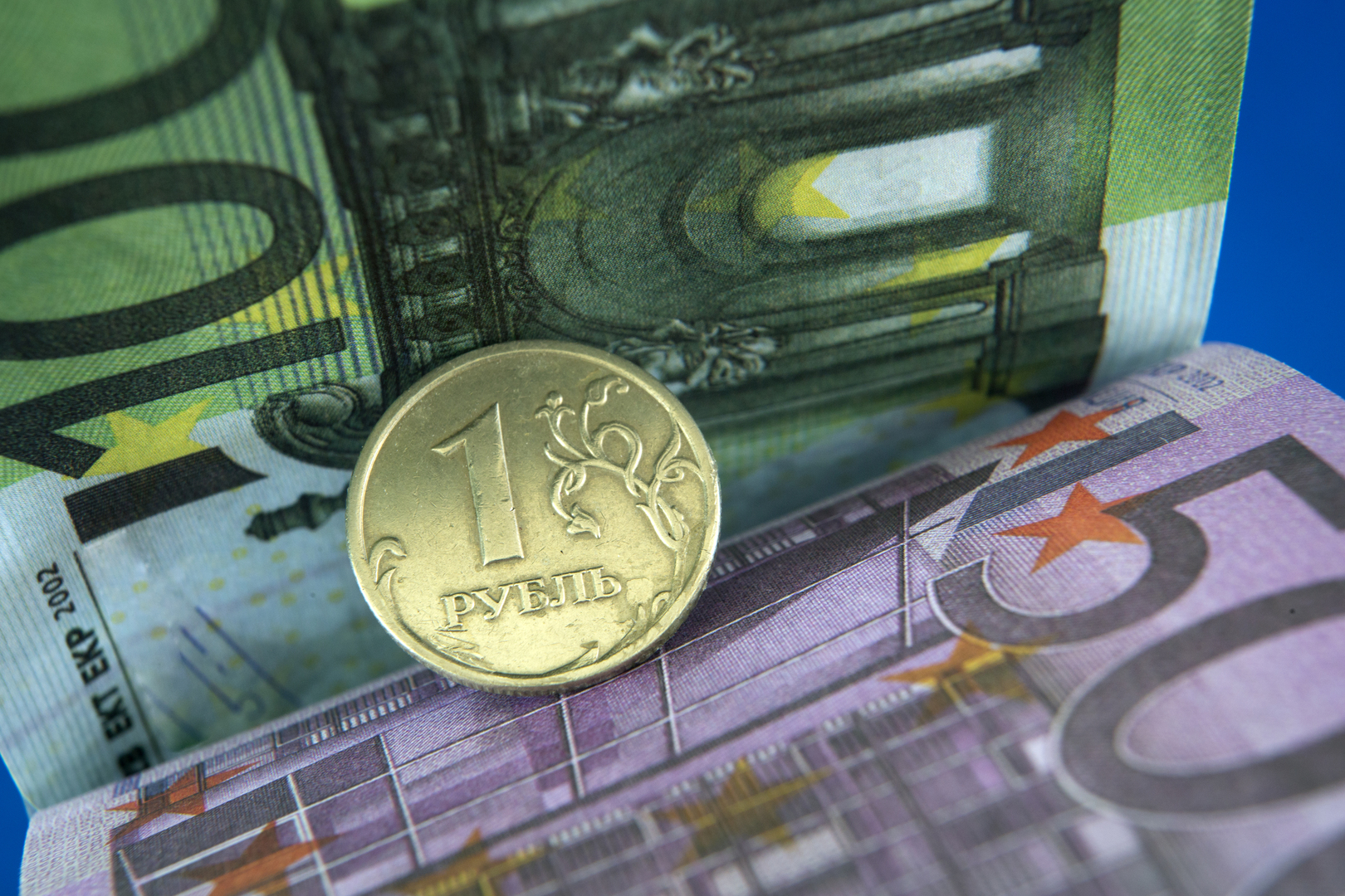 في بورصة موسكو.. اليورو ينخفض لأدنى مستوى في نحو أسبوع