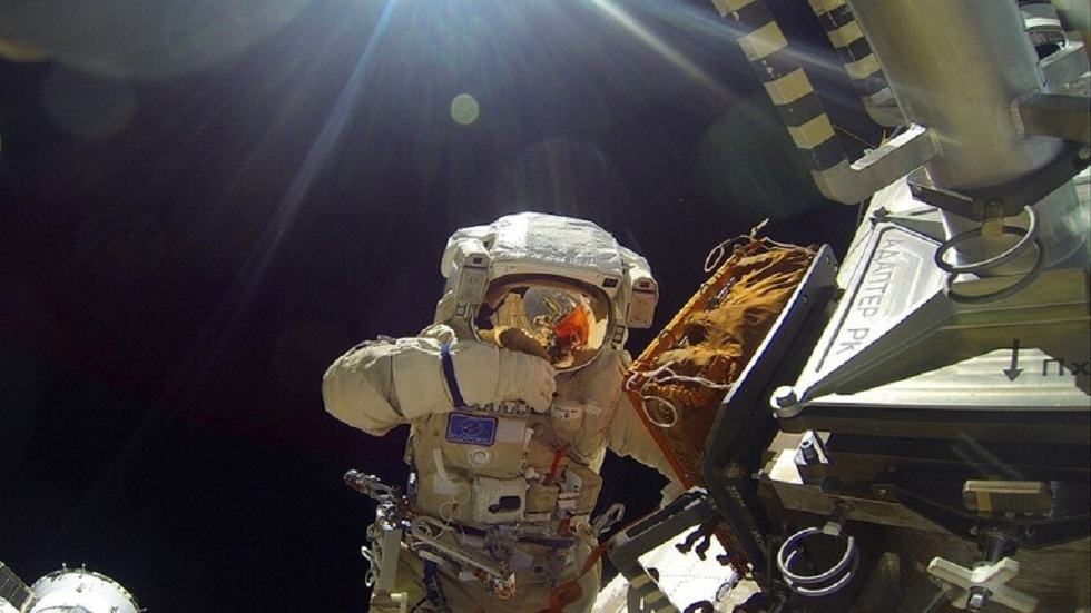 رائدا فضاء روسيان يبدآن مهمة في الفضاء المفتوح (فيديو)