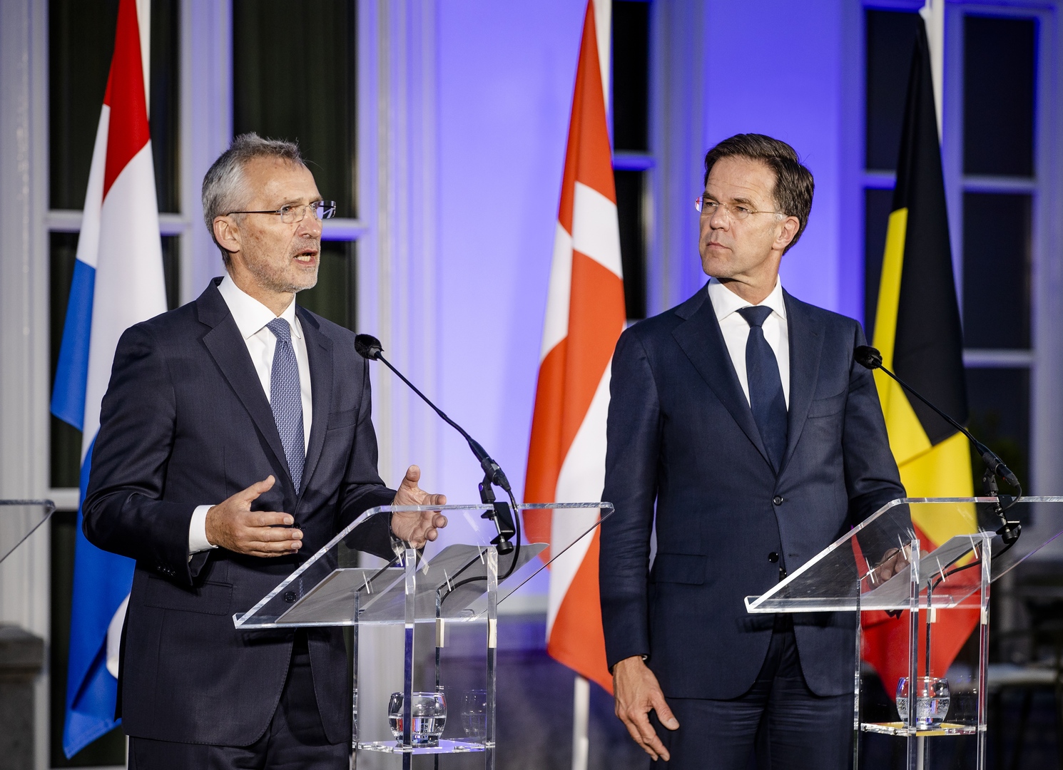 رئيس وزراء هولندا وأمين عام الناتو يبحثان تزويد أوكرانيا بالأسلحة
