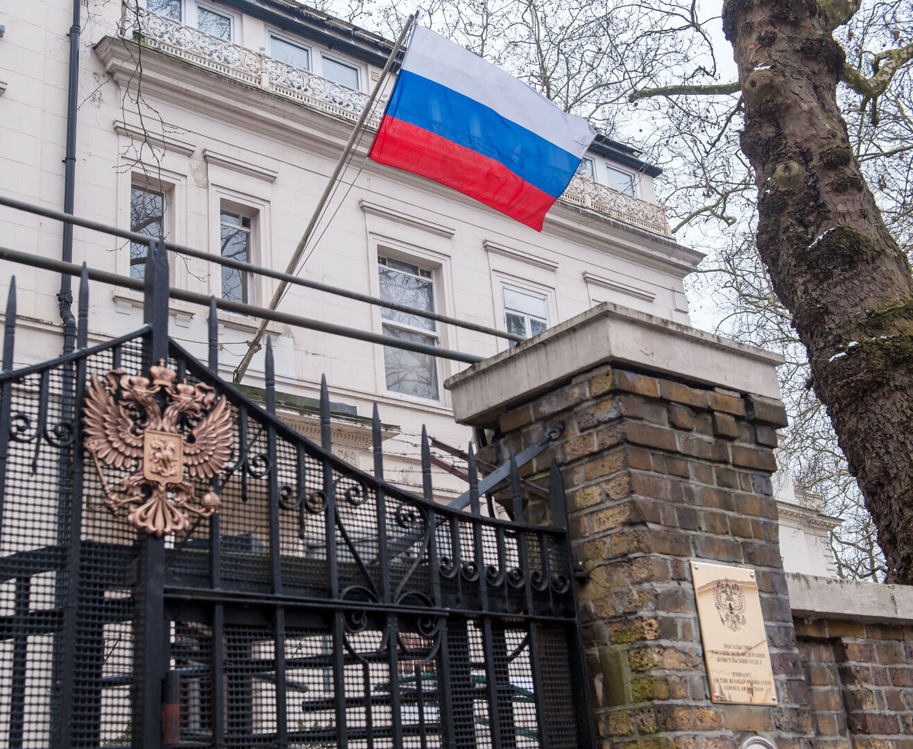 السفارة الروسية بلندن تدعو السلطات البريطانية لعدم زعزعة النظام العالمي المتعدد الأقطاب