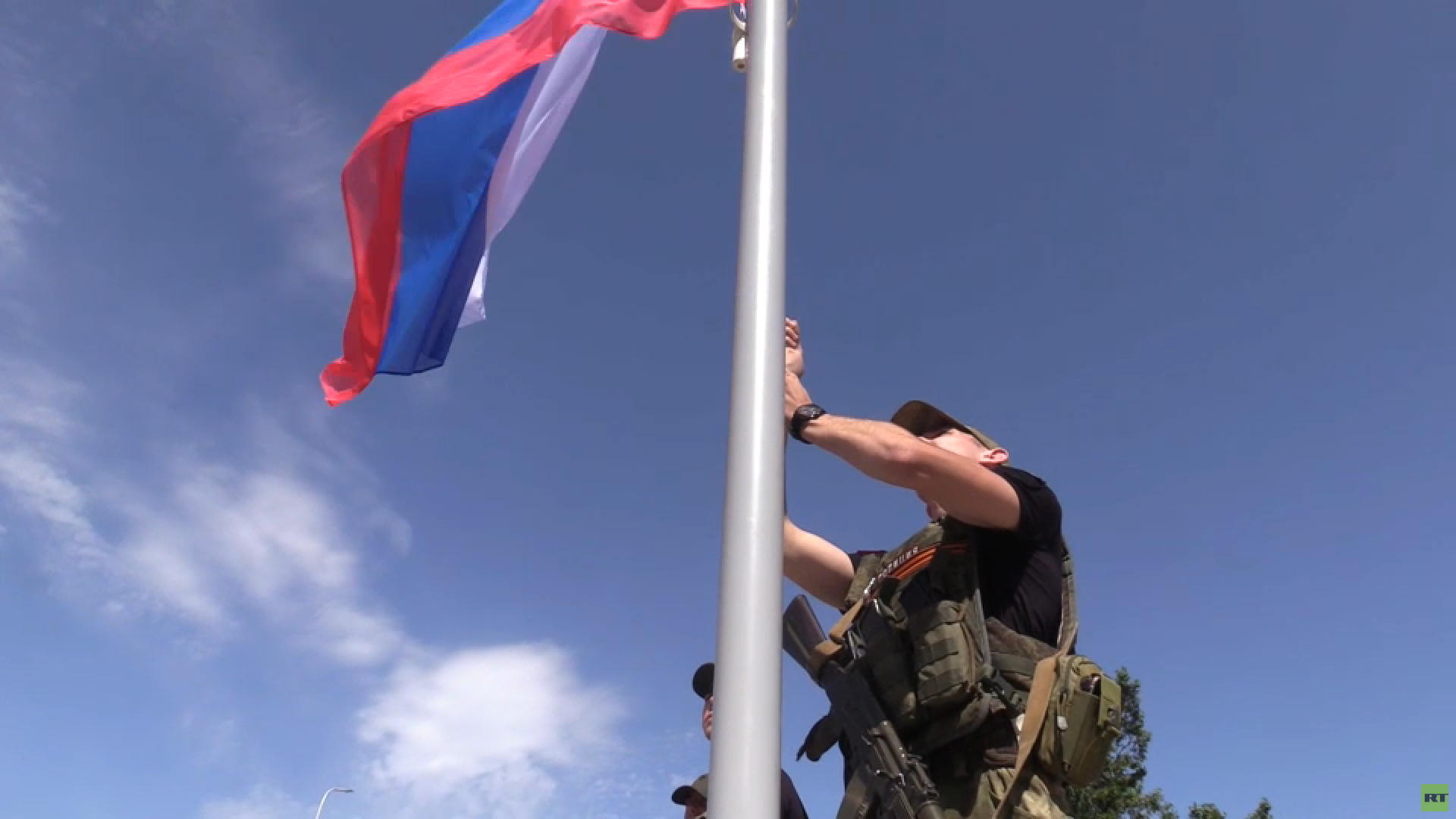 مدن دونباس تشارك المدن الروسية في رفع العلم الروسي