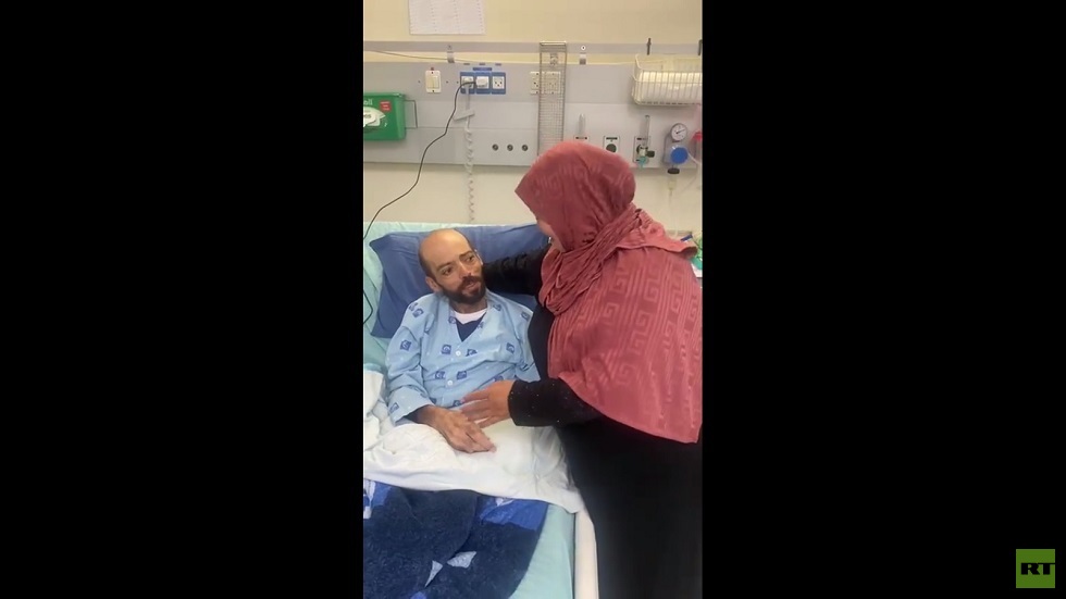 الأسير الفلسطيني المضرب عن الطعام خليل عواودة يلتقي بعائلته بعد السماح بزيارته في المستشفى