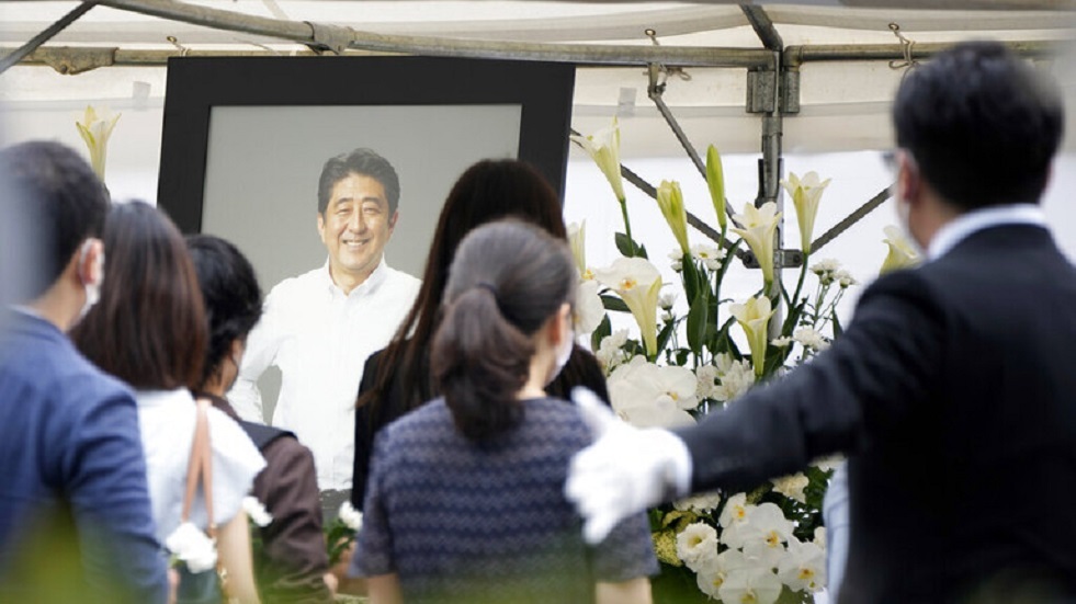 طوكيو تنظم جنازة رسمية لآبي بعد دفن رفاته