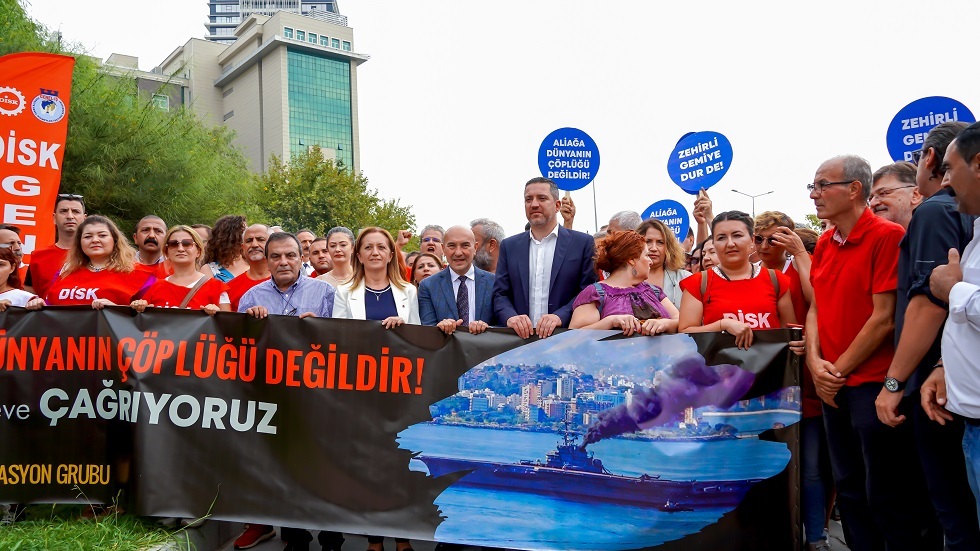 احتجاج في إزمير التركية على تفكيك حاملة الطائرات البرازيلية السابقة 