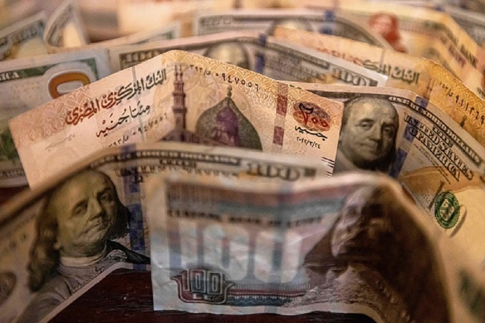 موقع مصري يضع 10 توقعات لسعر الدولار في مصر خلال الأيام المقبلة