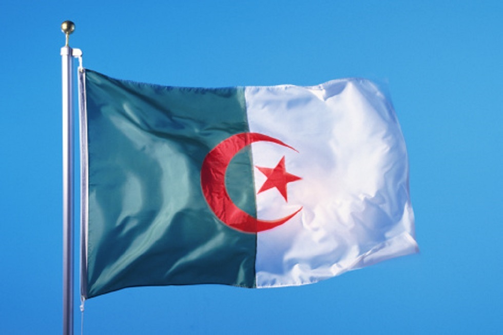 الجزائر.. رئيس وزراء أسبق أمام القضاء بسبب فضيحة 
