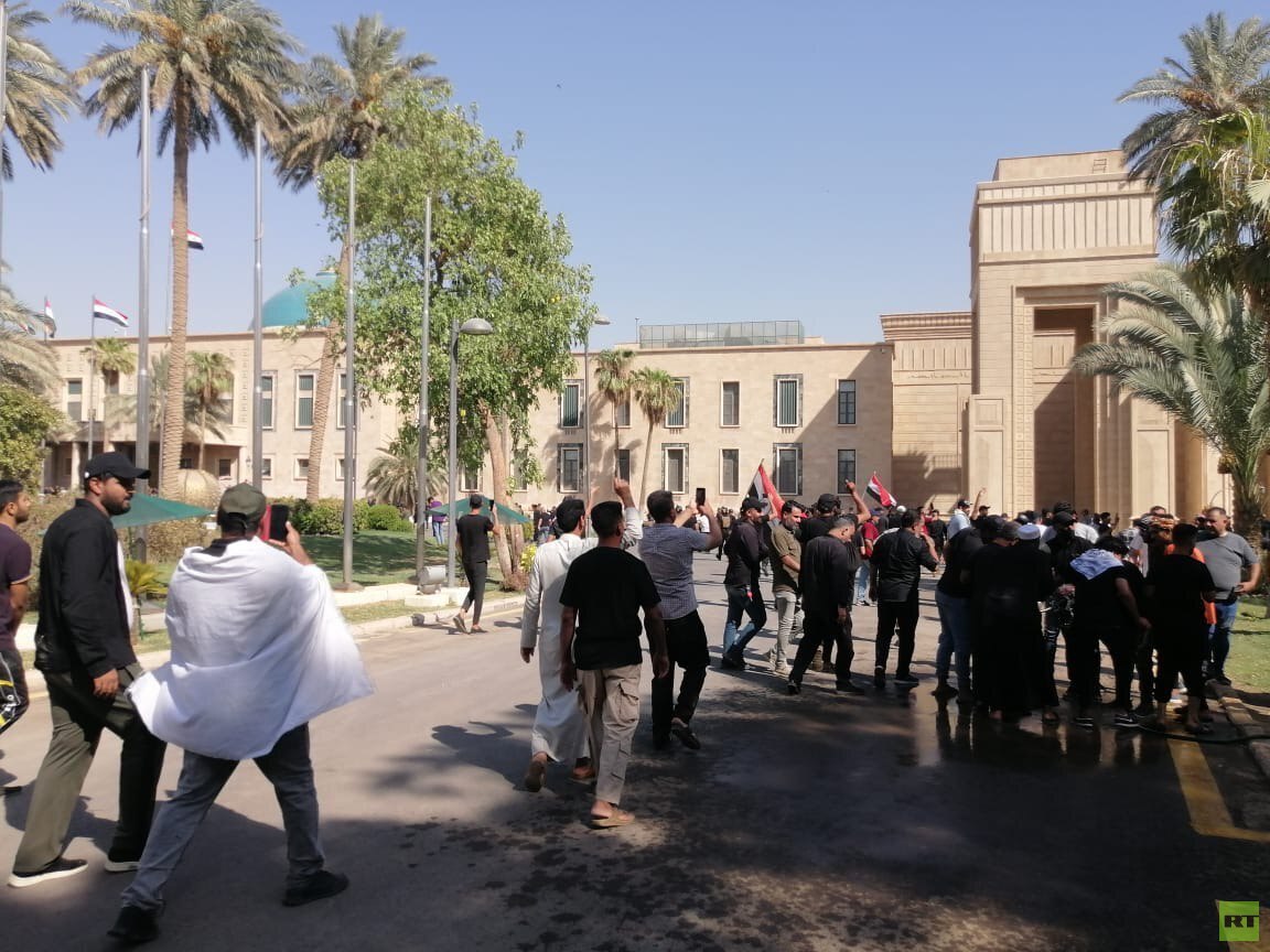 مراسل RT في العراق: متظاهرون يقتحمون القصر الجمهوري في العاصمة بغداد (فيديوهات)
