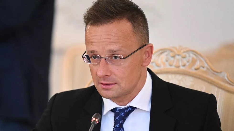 وزير خارجية هنغاريا يطالب الاتحاد الأوروبي بالكف عن تصعيد الصراع في أوكرانيا