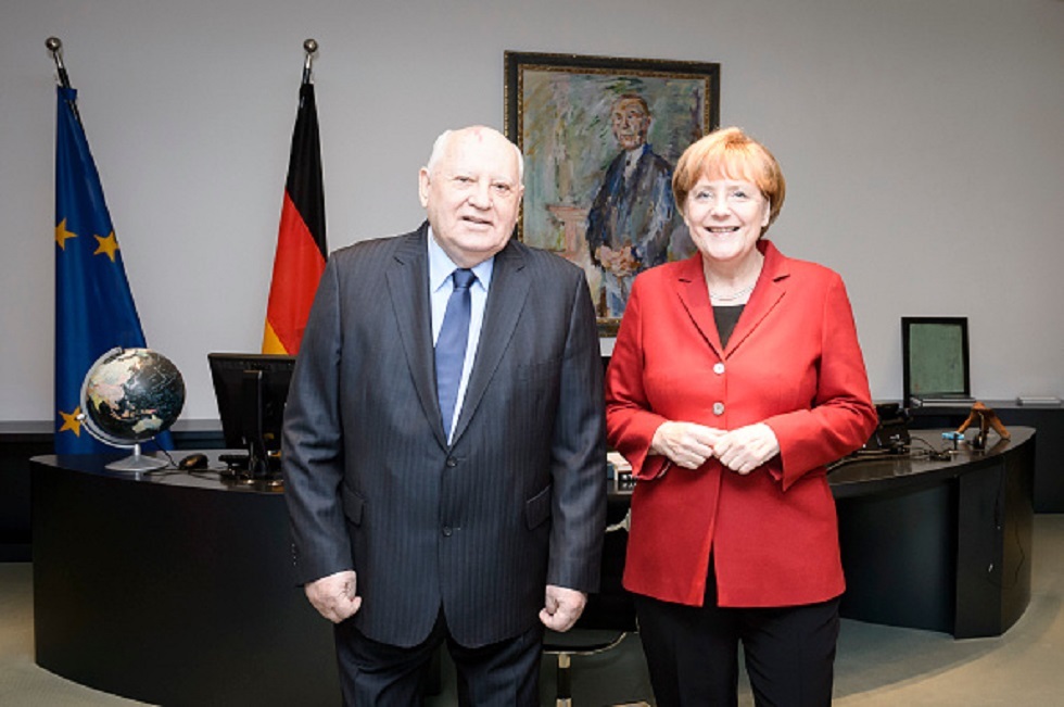 المستشارة الألمانية السابقة أنغيلا ميركل والرئيس السوفيتي الأول والوحيد ميخائيل غورباتشوف، برلين، 10 نوفمبر 2014