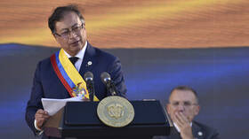غوستافو بيترو.. أول رئيس يساري في تاريخ كولومبيا يؤدي اليمين الدستورية