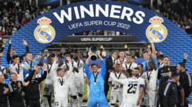 مشجع ريال مدريد يسخر من مبابي ليلة تتويج فريقه بالسوبر الأوروبي (صورة)
