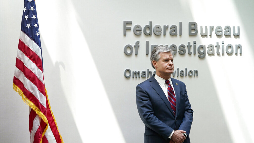 عملاء الـFBI يطالبون رئيس المكتب بالاستقالة من منصبه بسبب نجل بايدن