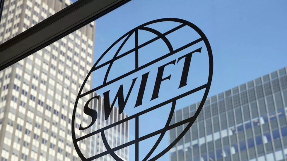 الخارجية الروسية: موسكو تعمل مع الشرق الأوسط على الانتقال إلى نظير "سويفت"