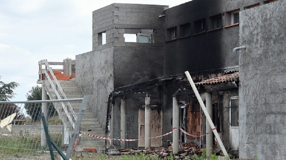 حريق يدمر مسجدا شمالي فرنسا والسلطات الأمنية تشتبه بأنه متعمد