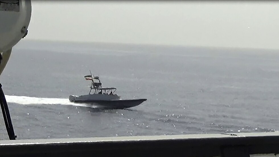 القائد العام للجيش الإيراني يتحدث عن تفاصيل "اصطدام" مدمرة "جماران" مع قوارب أمريكية