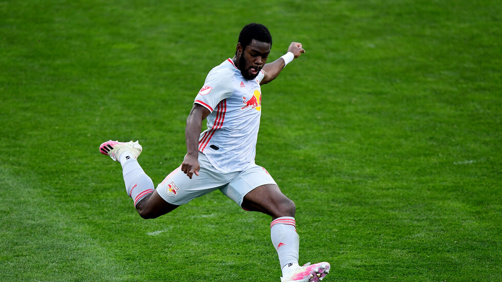 بالفيديو.. لاعب يركل الكرة في وجه مشجعة