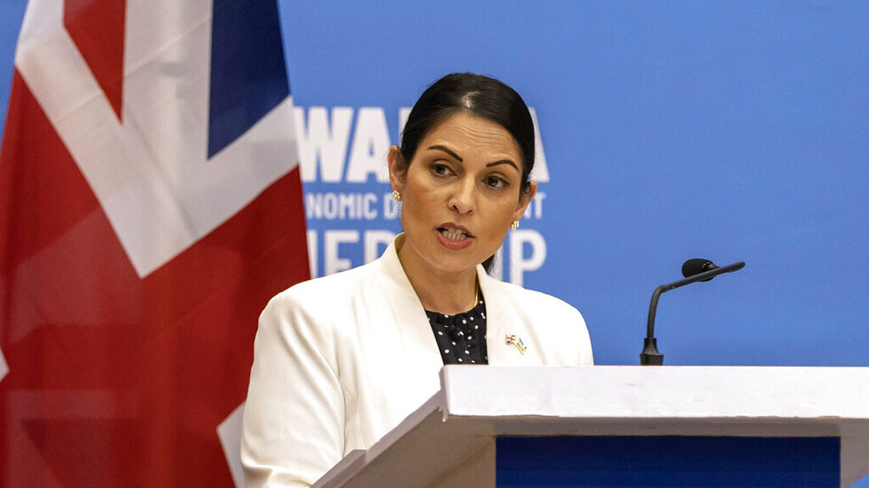 وزيرة الداخلية البريطانية تقدم استقالتها