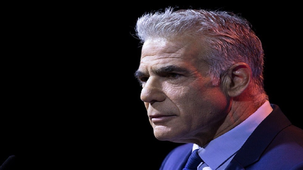 من أمام مقاتلة 