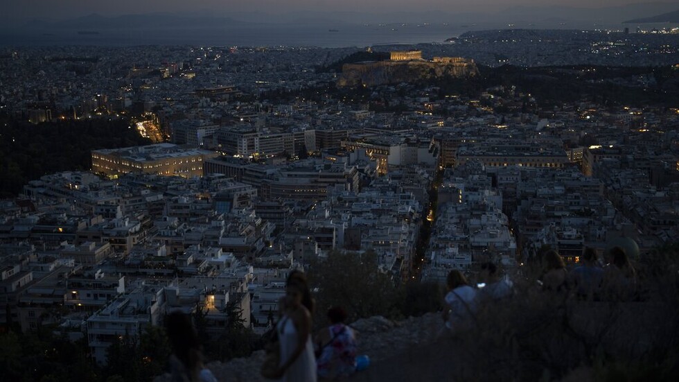اليونان تطلب من موظفي الدولة توفير الطاقة
